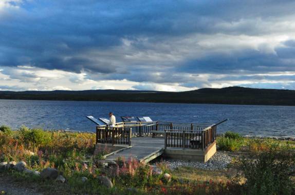 Lendo painéis explicativos ao longo da Alaska Highway, no Yukon Territory, no Canadá